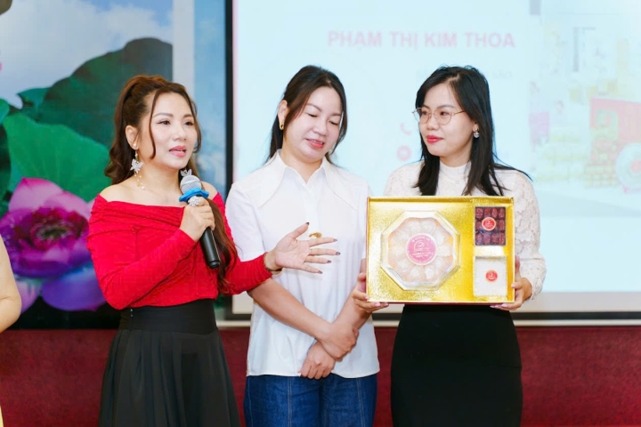 Câu chuyện chị Thoa Phạm - Người phụ nữ yêu hoa hướng dương và hành trình bền bỉ xây dựng thương hiệu yến biển uy tín